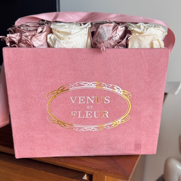 Venus Et Fleur  flower box. Good condition has a lot of love left to give. - Picture 1 of 11
